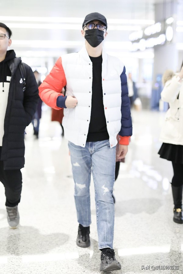 许魏洲牛仔外套穿搭,许魏洲现身活动黑色西装英气撩人
