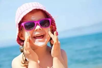 夏季阳光毒辣，宝宝娇嫩皮肤容易晒伤？家长记住4招，宝宝不难受