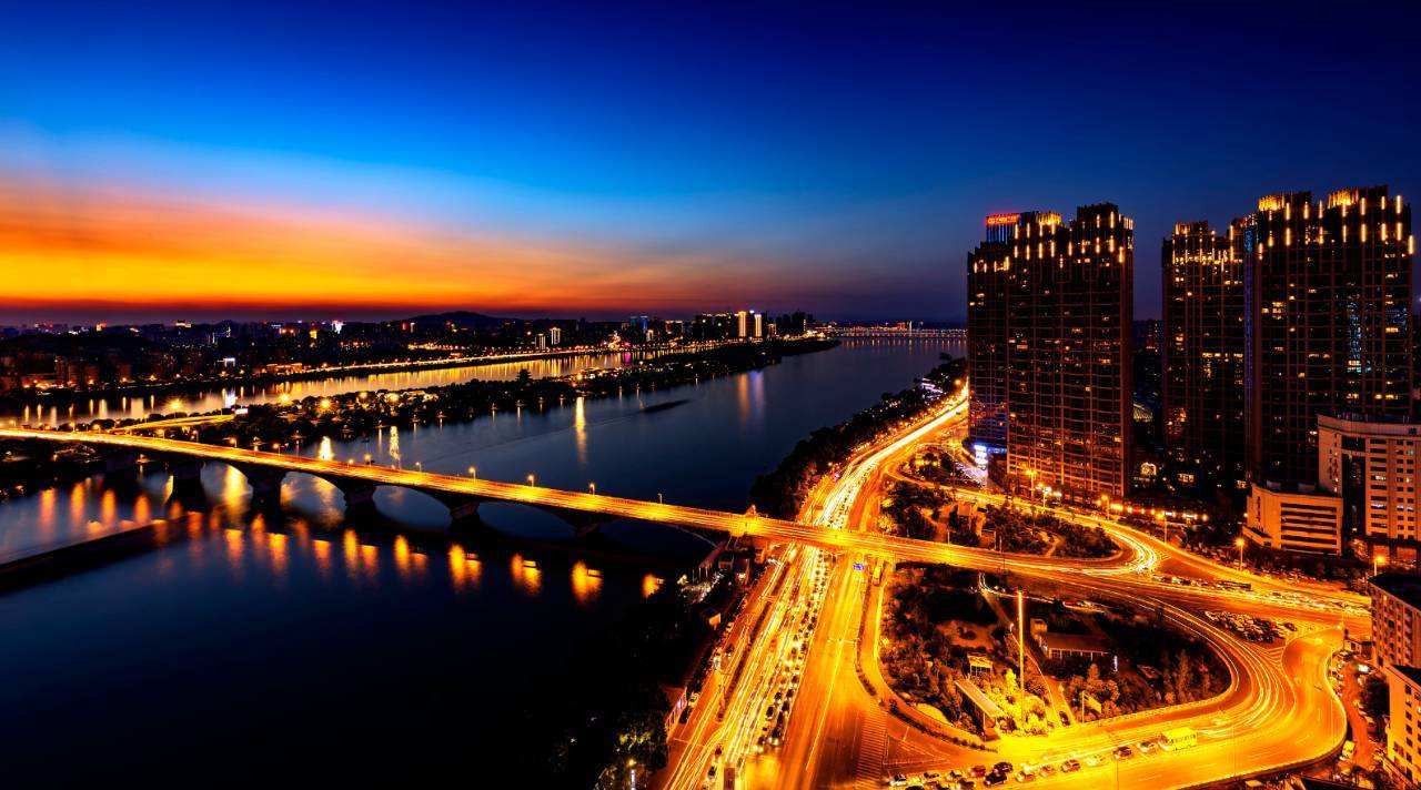 岳麓山景点特色,岳麓山和桃花岭哪个风景多一些