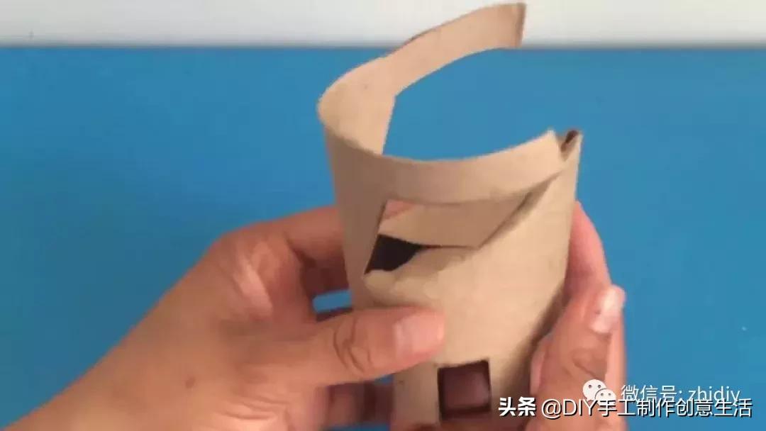 用白纸做个可爱的咩咩羊,用纸折一个可爱的小山羊