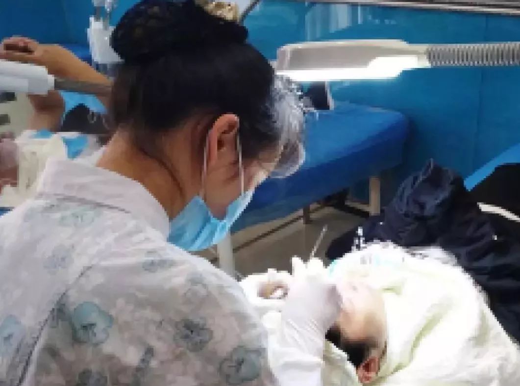 鼻梁和眼睛旁边的小颗粒有救了,鼻梁旁边有小颗粒怎么处理