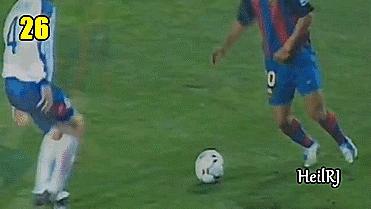 他是足球精灵，他的牛尾巴过人惊艳世界，现在用假护照被抓