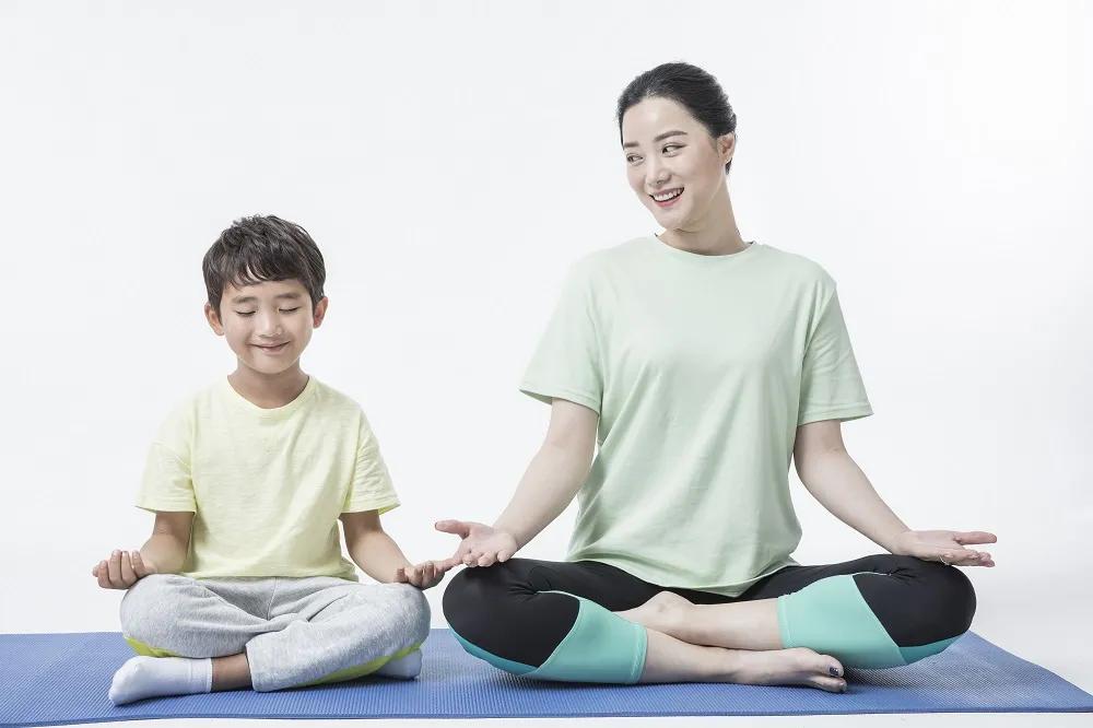 3岁小孩平时爱挑眉、耸肩,医生却说不是坏习惯?