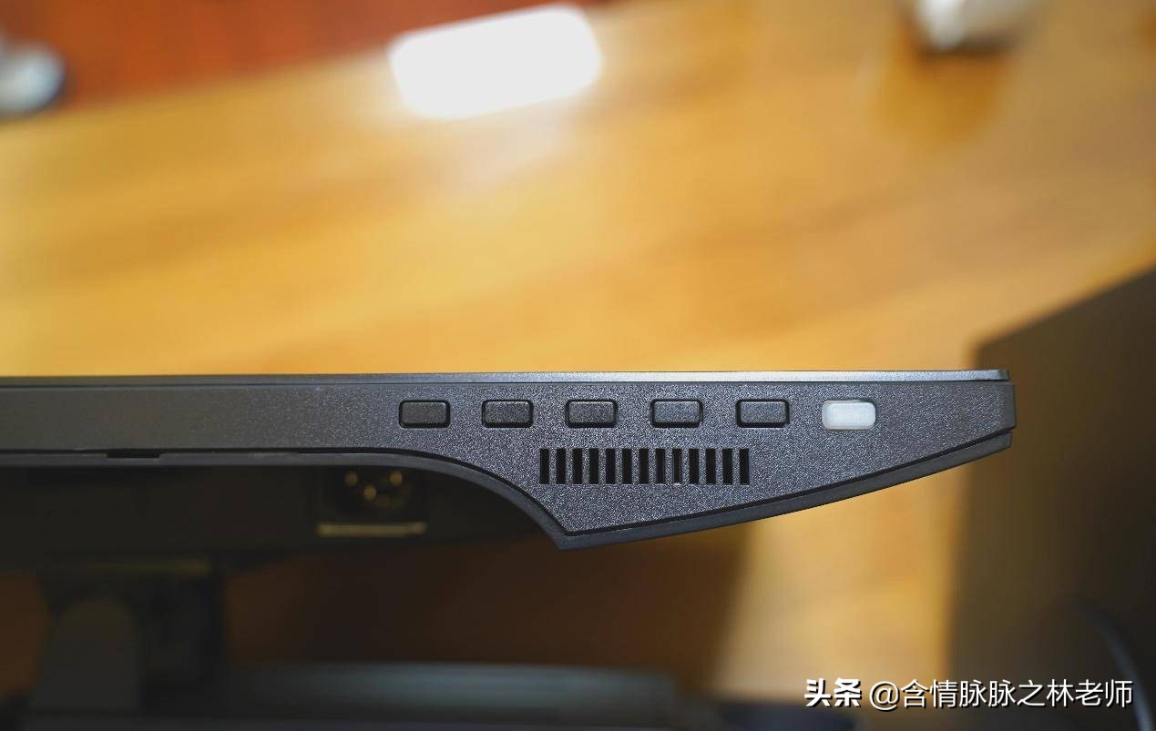 办公桌面打造,笔记本桌搭外接显示器精致布局