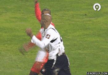 踢足球的搞笑瞬间gif图,盘点足球场上的搞笑瞬间