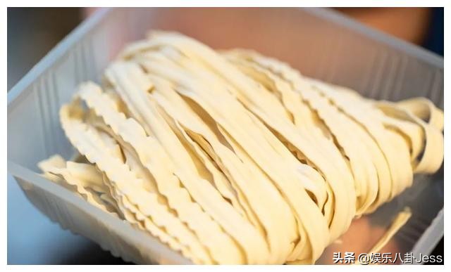 在李佳琦直播间买零食，是个划算的选择吗？