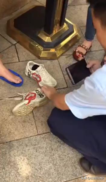 逛街被车压到脚女子要求赔偿7000元的GUCCI鞋保险公司犯了难