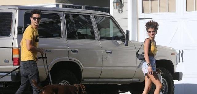 莎拉海蓝德和她的未婚夫出现在街上，他们的肚脐裸露