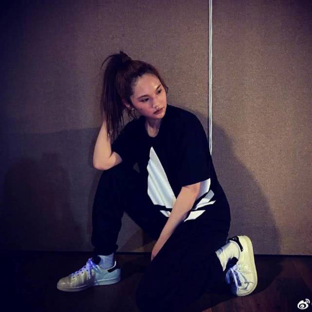 36岁杨丞琳童颜仍然！一身牛仔连体裤配泡面大波浪，减龄感十足