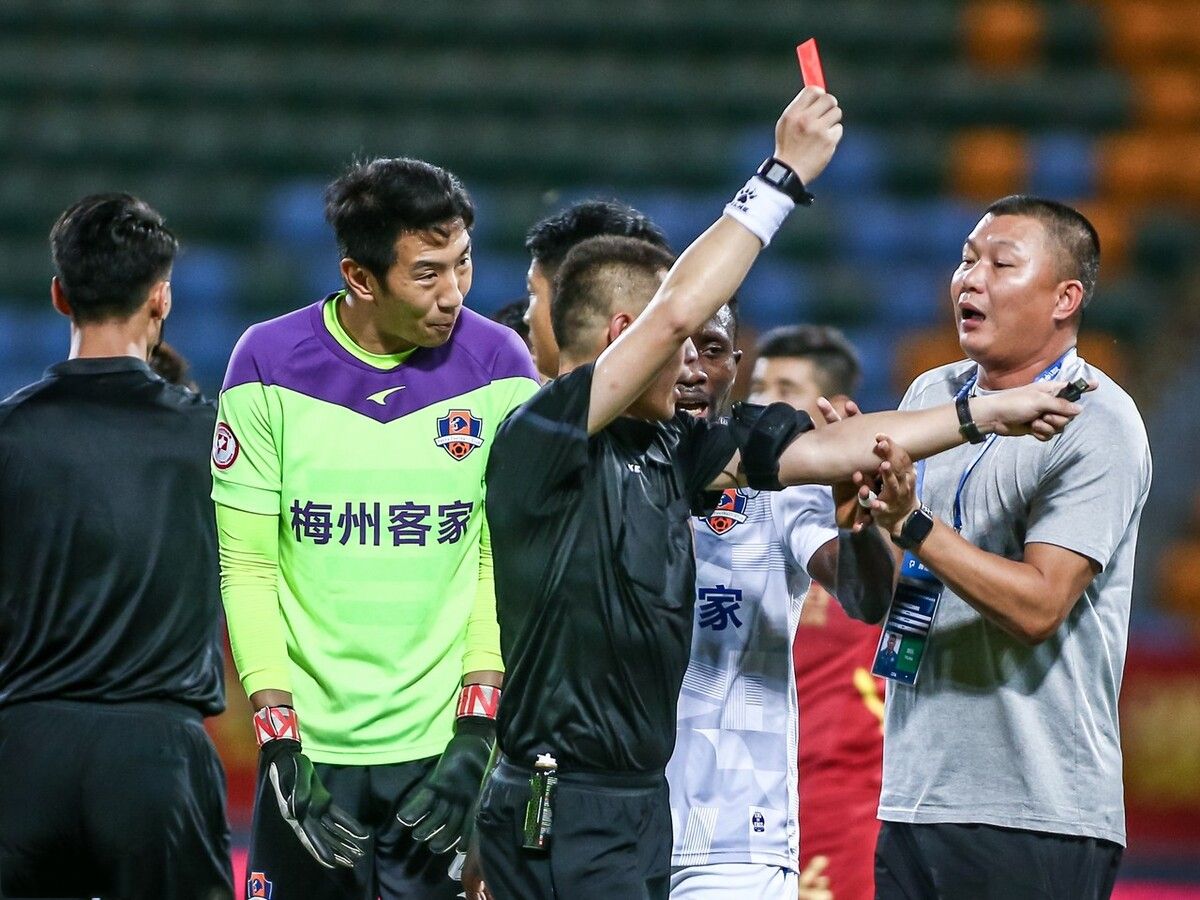 丢脸！广东1球队教练不满球员领红牌，冲进足球场锁喉主裁判