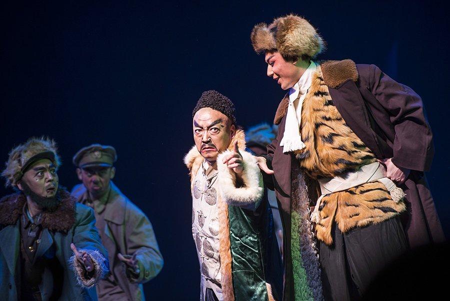 毛主席接见完京剧智取威虎山剧组走到门口又返回来与座山雕握手