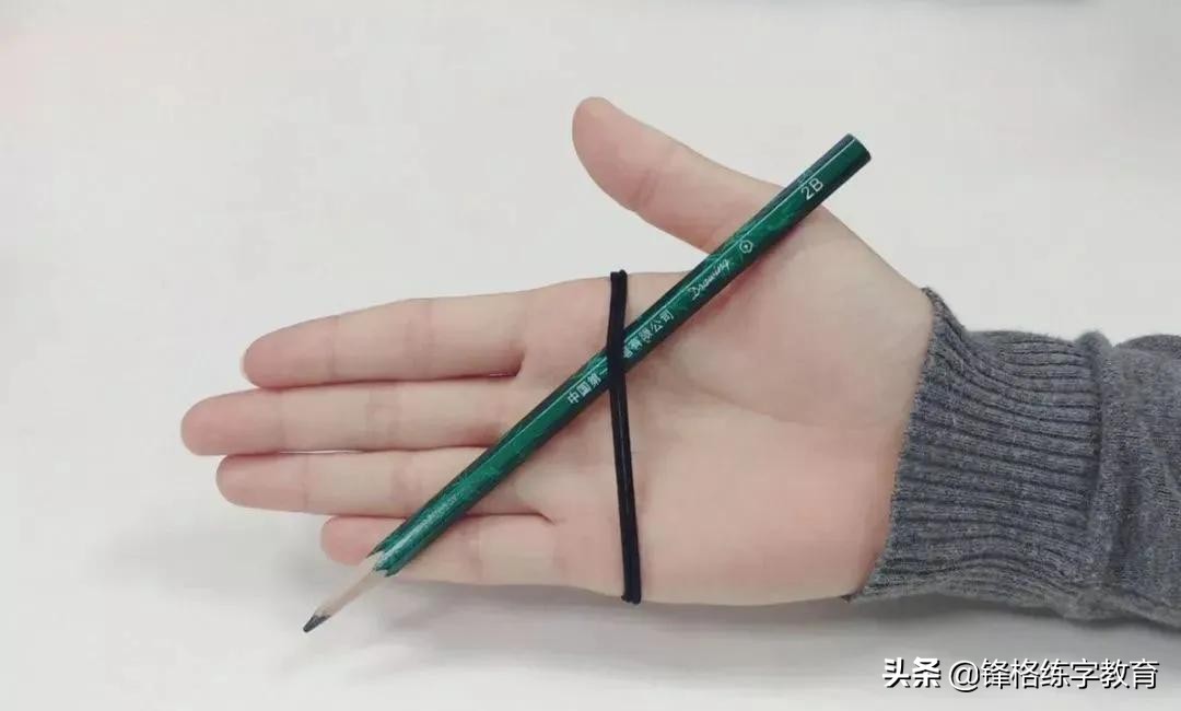 怎么教孩子纠正握笔姿势,如何纠正孩子错误的握笔姿势