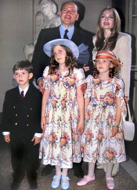 永不谢幕的闹剧贝卢斯科尼:泡妞是主业，闲暇时间才当当总理