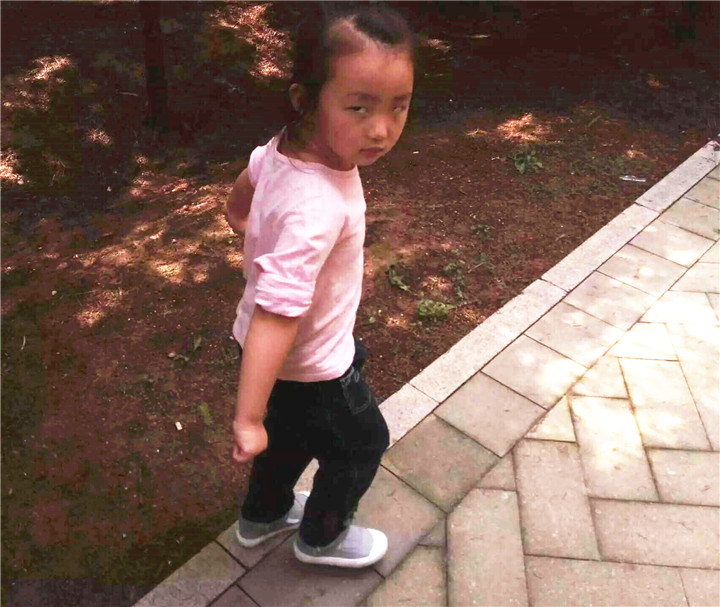 孩子性格过分张扬自信,孩子性格缺陷家庭教育