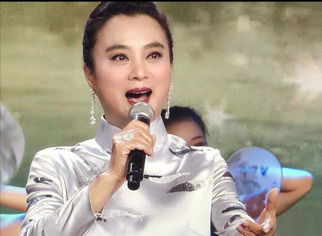 甜歌皇后李玲玉突然出场,甜歌皇后李玲玉早期作品