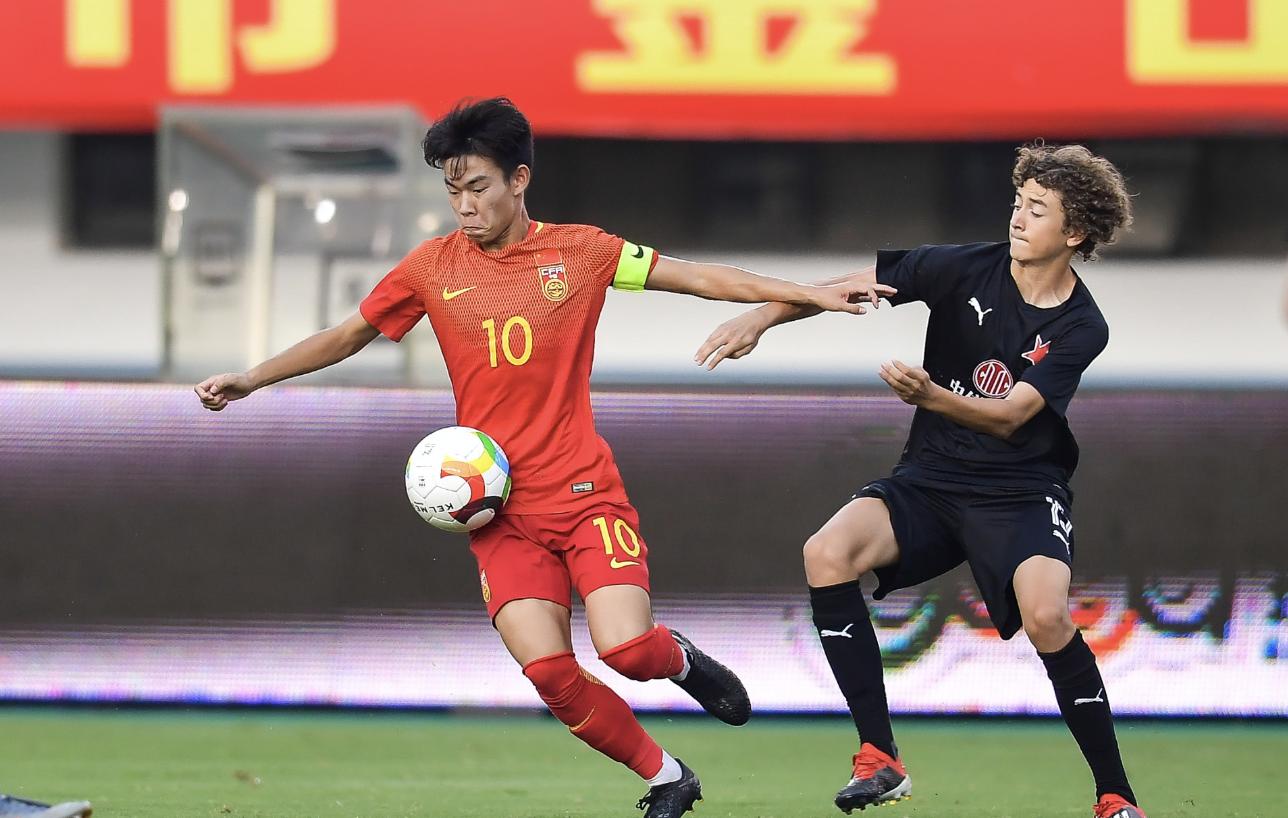 中国足球骄傲！U15国足全胜战绩夺金山杯冠军陈戌源笑开了花