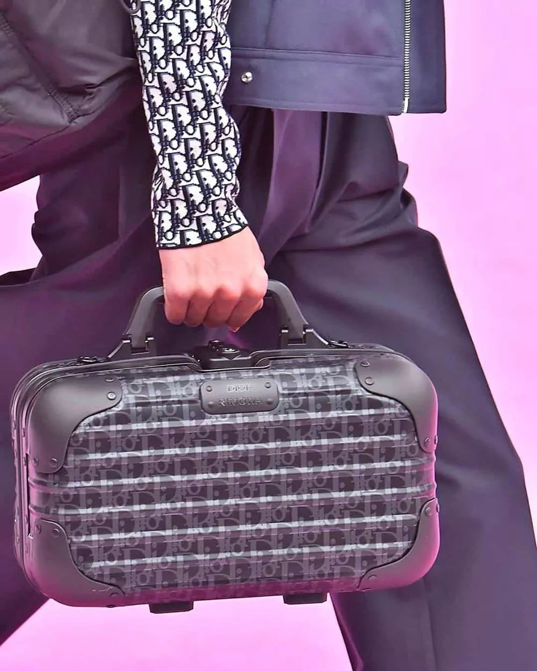 dior和rimowa联名款行李箱,dior和celine双肩包哪个好