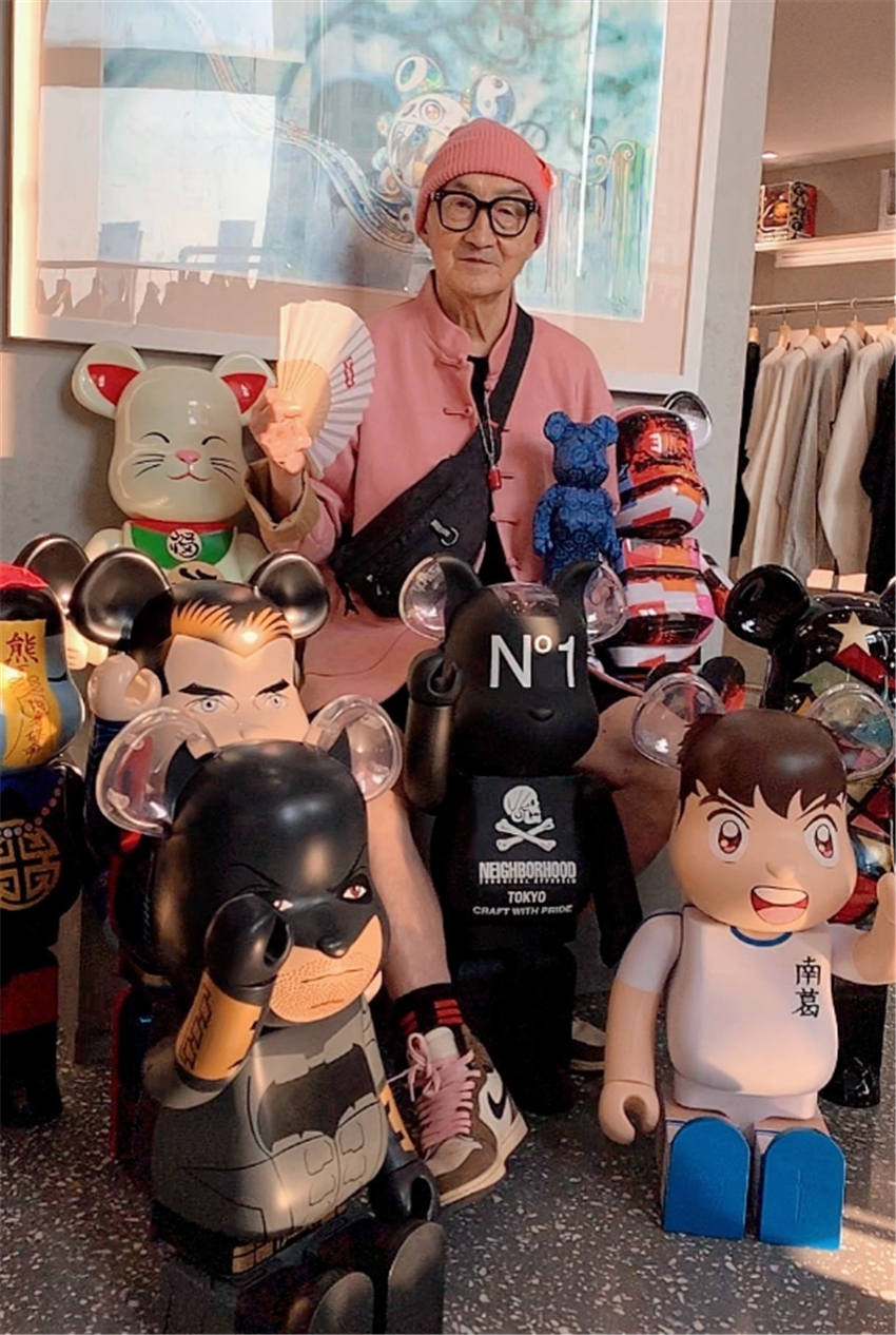 82岁爷爷穿粉色AJ上街，一身马卡龙配色，和孙子同款真时尚