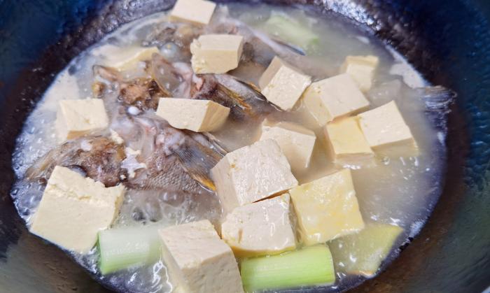 不管炖什么鱼最忌讳加它,炖鱼去除鱼腥味加哪些料