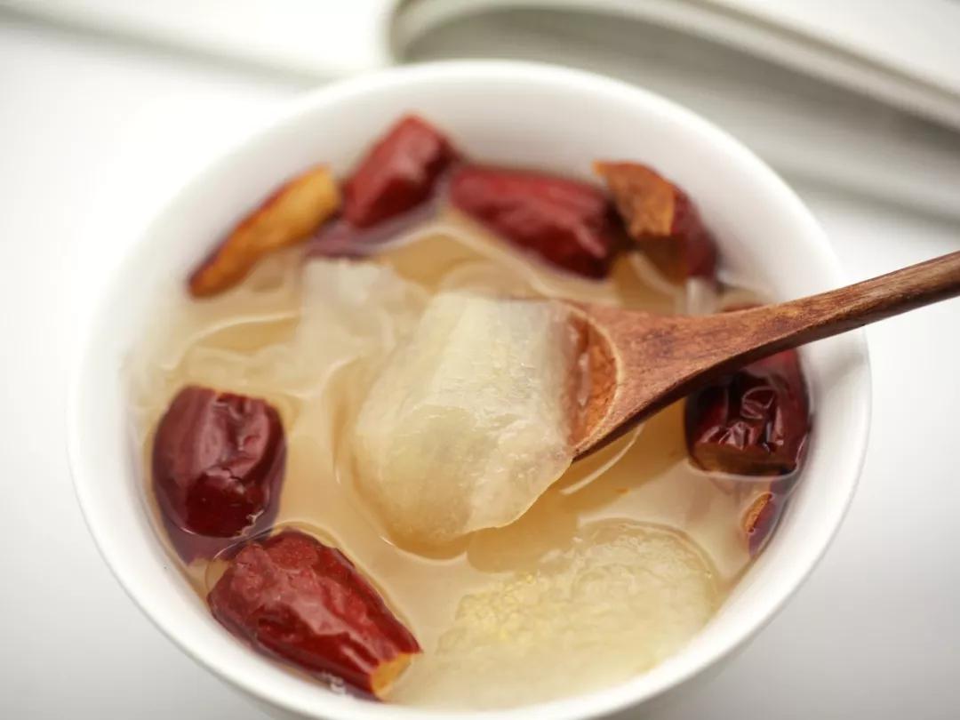 冬天气候干燥喝点什么缓解,雾霾天必备生津润燥的雪梨汤