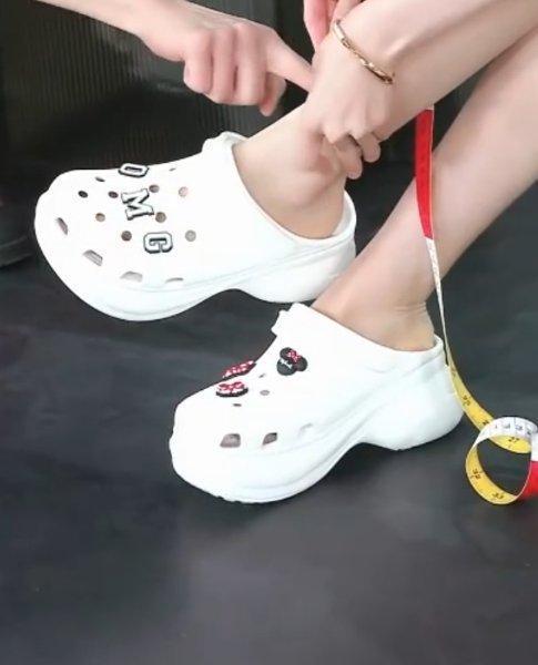 杨幂测量脚踝，17