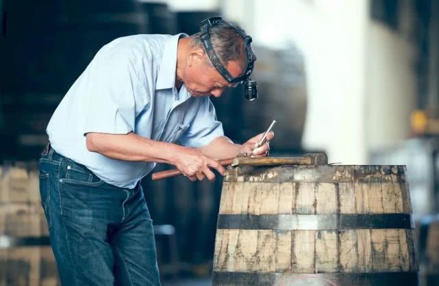 一间被严重轻忽的台湾酒厂，今天就从它的木桶修复大师跟你聊起