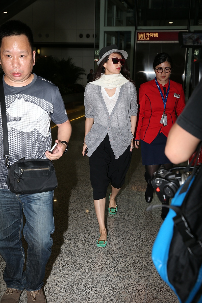 章子怡真是“扮嫩”高手，穿玫红大衣配小礼帽，减龄又不失高级感