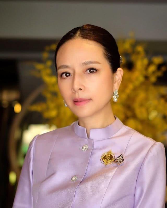 泰国女首富伍伦盼足球,泰国女足总经理伍伦盼写真