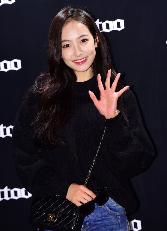 宋茜同款星星牛仔裤,宋茜穿6千块的牛仔背带裤