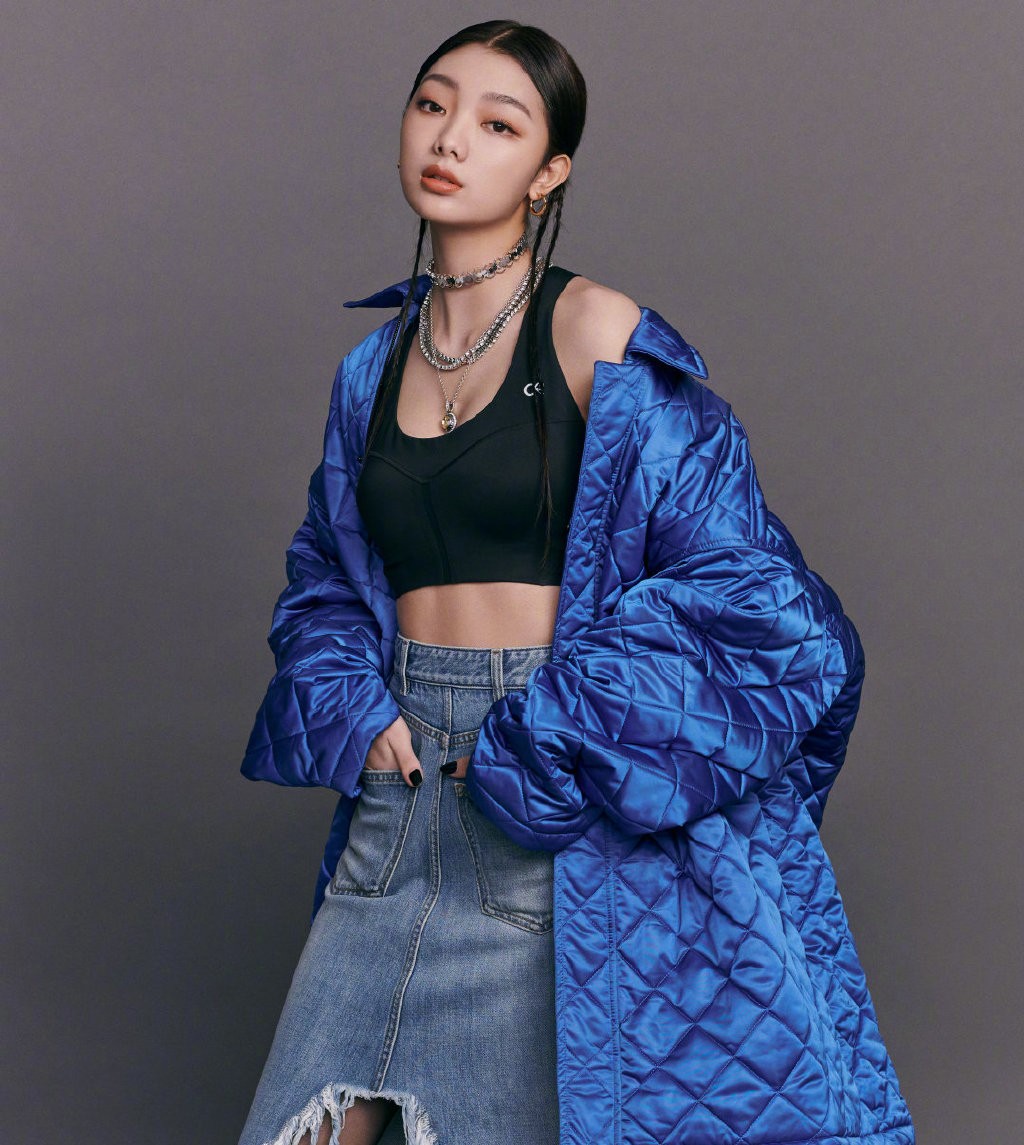 李紫婷穿搭图片,李紫婷白色吊带衫