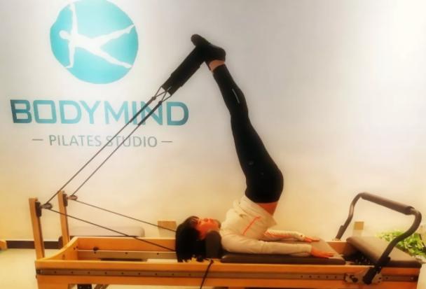 大s深夜晒女儿照片，网友：这个细节，暴露了家教