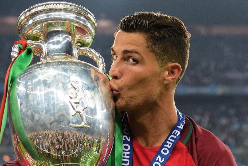 2016年欧洲杯葡萄牙夺冠：C罗决赛伤退，没料到又火了5年