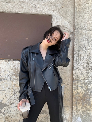 妈妈，我想要机车皮衣！要，要两件！妈妈真好，谢谢妈妈