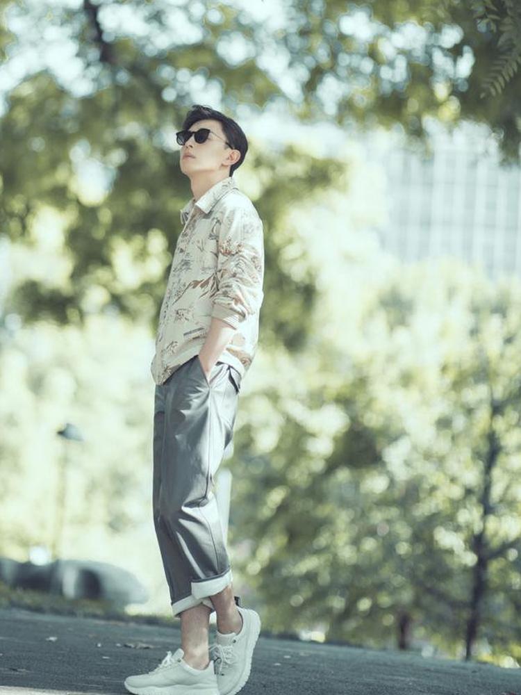 邓伦喜提“懵伦”称号！穿毛衣直播被调侃？粉丝：你以为是乱穿吗
