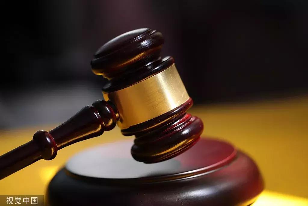 孩子为了一包零食撞栏杆结局,俩孩子起争执家长大打出手后续