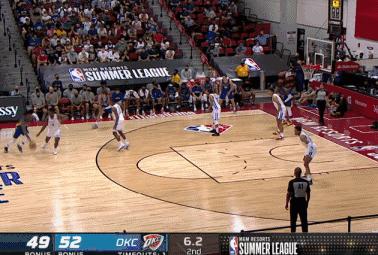 库明加篮下三连晃,库明加自抛自扣压哨