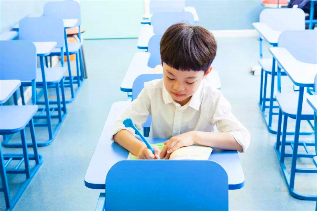 孩子上课总是自以为是,孩子上课总是走神成绩挺好