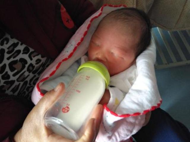 宝宝每次喝奶都剩一点怎么回事,孩子每次喝奶都会剩下好多怎么办