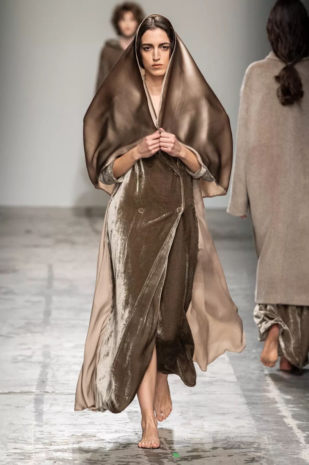 丝绒打底秋冬高级感 (今年秋冬丝绒要火高级又显气质)