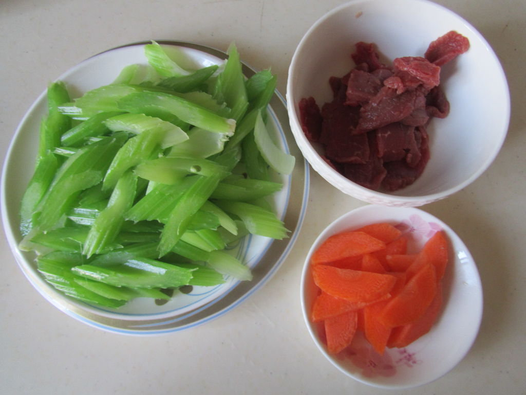 辣椒炒牛肉牛肉先焯水还是先切,青椒炒牛肉的家常做法要不要焯水