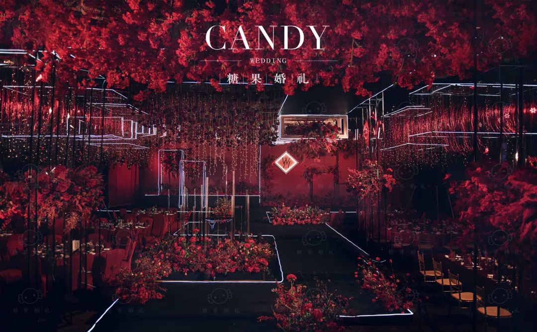 整场婚礼都是静谧深沉的红与黑在空间的碰撞，神秘而高级