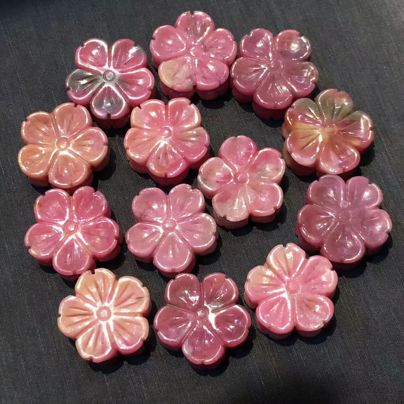 像午餐肉的宝石你没见过，却被梵克雅宝选中，粉嘟嘟的样子真讨喜