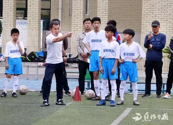 亚足联*级A**外籍教练空降焦作这所小学下一步焦作青少年足球还将……