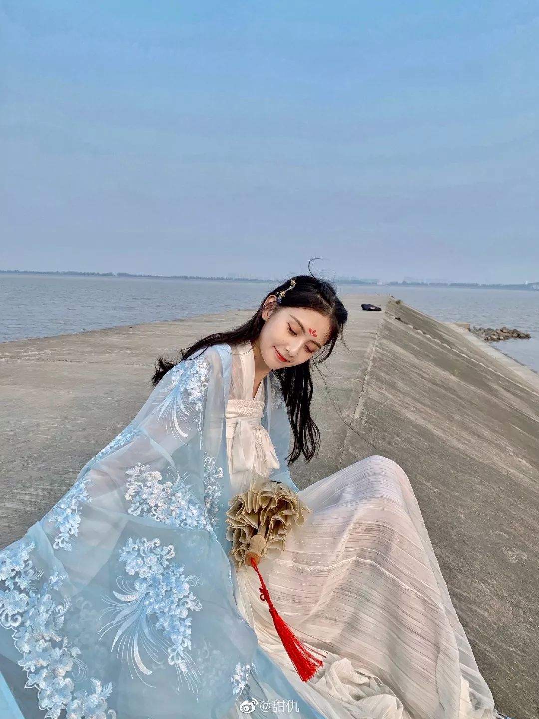 女生背假包被闺蜜发现,美女背假包被揭穿哪一集