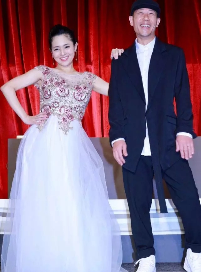 苍井空与丈夫同台甜蜜互动，自爆怀孕5个月，身材仍然纤细