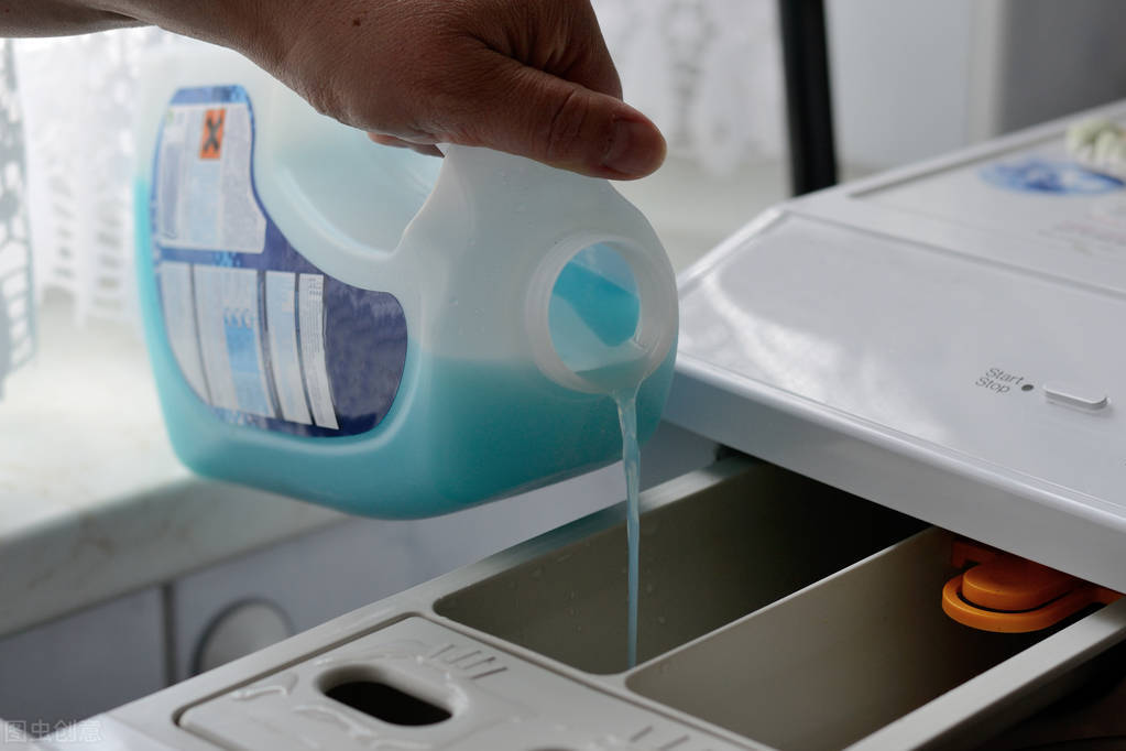 白色衣服上的咖喱污渍怎么去除,白色衣服上的顽固污渍怎么洗掉