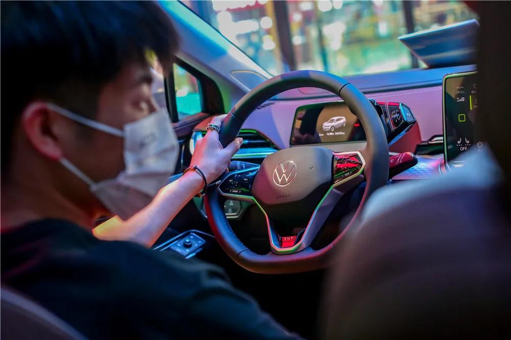 这个国庆节，上汽大众ID.家族用志愿红表达心中热爱