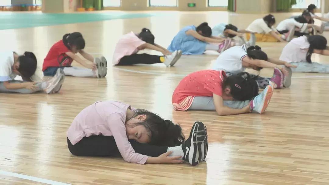 杭州小学二年级体育课居然要考劈叉？家长们全懵了