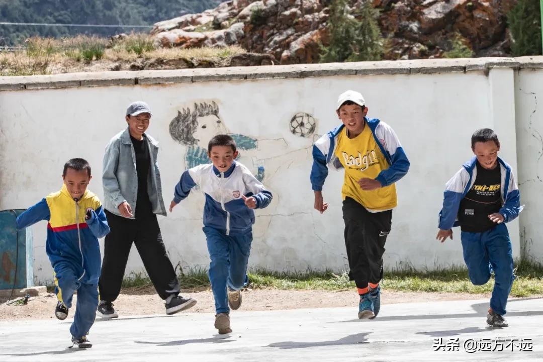 摩旅西藏带着一只狗遇见流浪狗,摩旅西藏路上的藏族同胞