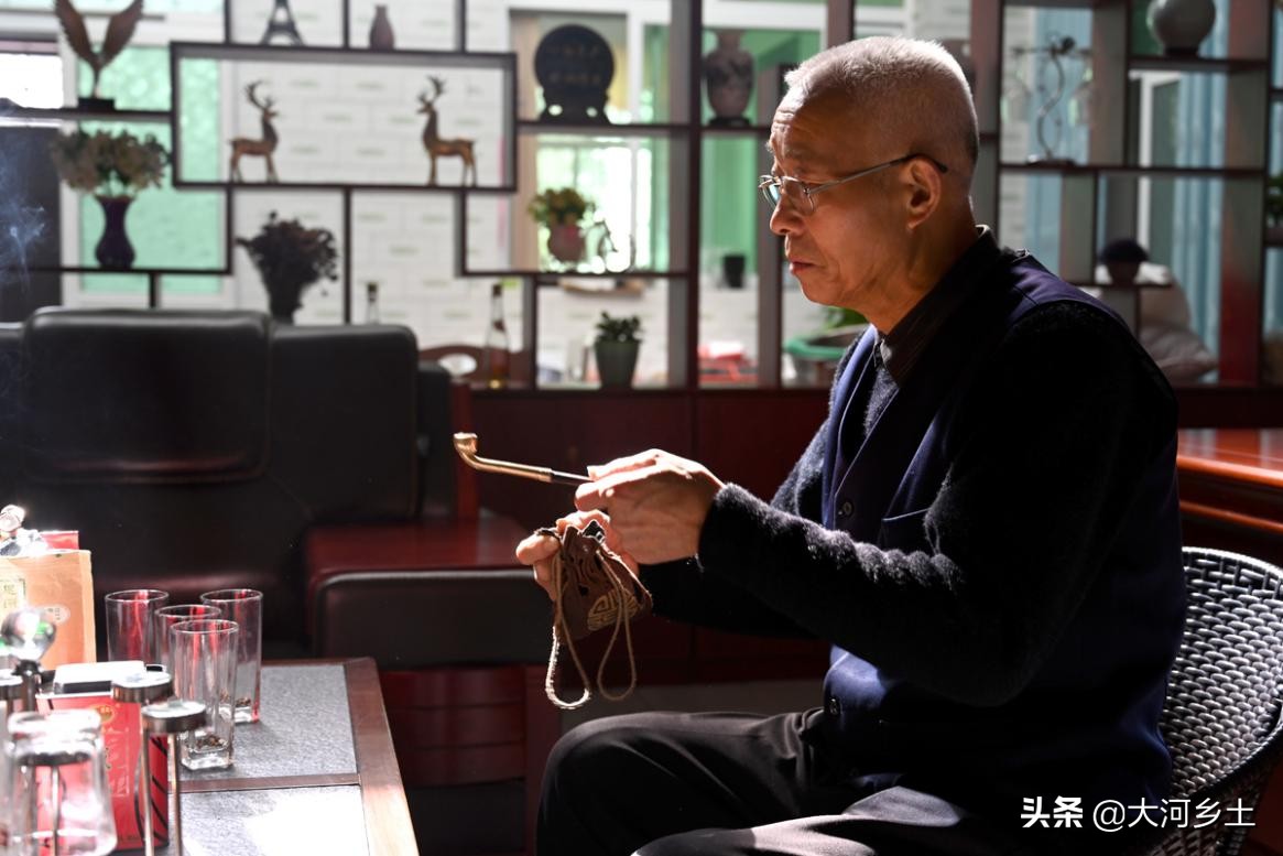 儿子从大企业辞职回乡卖“金饼”，父亲脸上笑开花：一年挣几十万